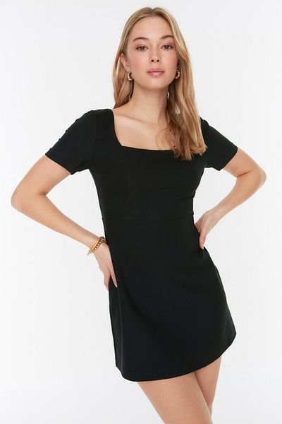 Trendyol Collection Schwarzes A-Linien-Super-Mini-Gewebekleid mit eckigem Kragen TWOSS22EL00015