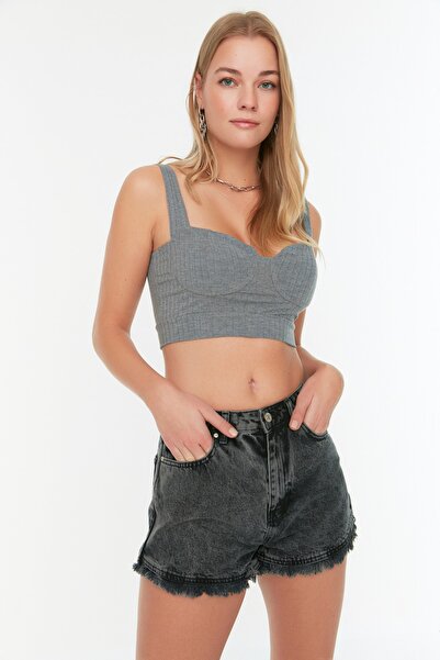 Kolekcia Trendyol Čierne strapcové džínsové šortky TWOSS22SR00045