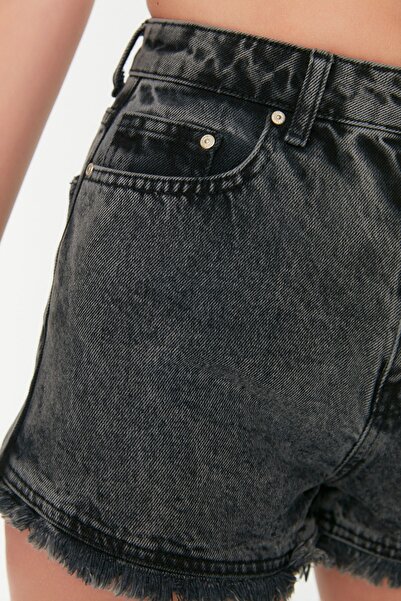 Kolekcia Trendyol Čierne strapcové džínsové šortky TWOSS22SR00045