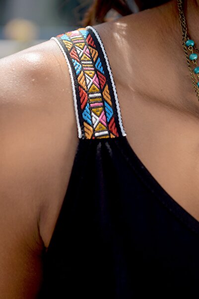 Trend Alaçatı Stili Dámské černé šaty s etnickým páskem viskózového asymetrického střihu ALC-Y2126