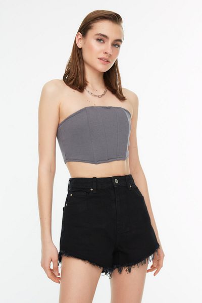 Trendyol Collection Schwarze Jeansshorts mit hoher Taille und Quastendetail TWOSS22SR0563