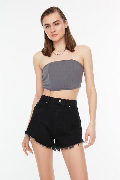 Trendyol Collection Schwarze Jeansshorts mit hoher Taille und Quastendetail TWOSS22SR0563