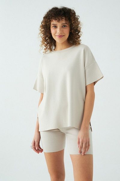 JU Beigefarbenes Strick-T-Shirt mit kurzen Ärmeln und Rundhalsausschnitt