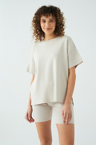 JU Κοντό μανίκι Crew Neck Μπεζ πλεκτό σορτς