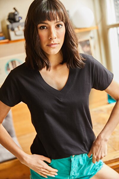 Olalook Γυναικείο T-Shirt μαύρο με V λαιμόκοψη TSH-19000396