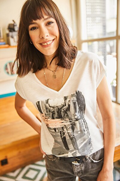 Olalook Dámské pletené tričko Ecru Brush s výstřihem do V s rozšířeným potiskem TSH-19000654