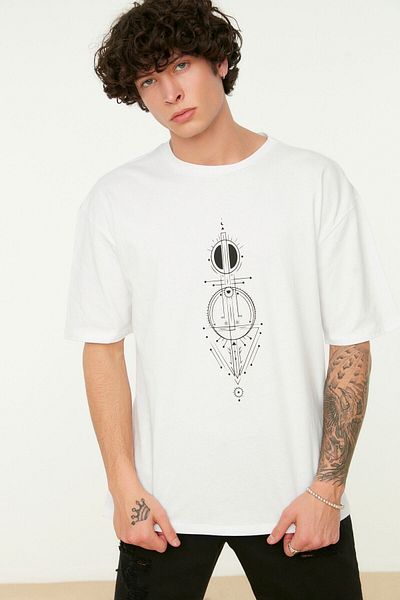 Trendyol Collection Schwarzes Oversize-Baumwoll-T-Shirt mit geometrischem Aufdruck – TMNSS22TS0155