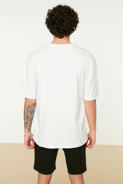 Trendyol Collection Schwarzes Oversize-Baumwoll-T-Shirt mit geometrischem Aufdruck – TMNSS22TS0155