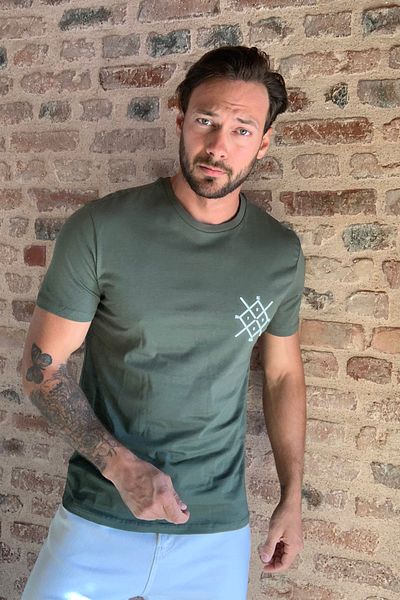 Trendyol Collection Khakifarbenes, bedrucktes T-Shirt mit Rundhalsausschnitt und kurzen Ärmeln in normaler Passform - TMNSS20TS0984