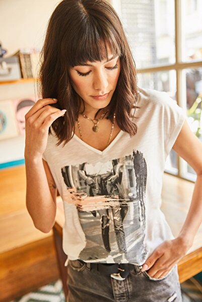 Olalook Dámské pletené tričko Ecru Brush s výstřihem do V s rozšířeným potiskem TSH-19000654