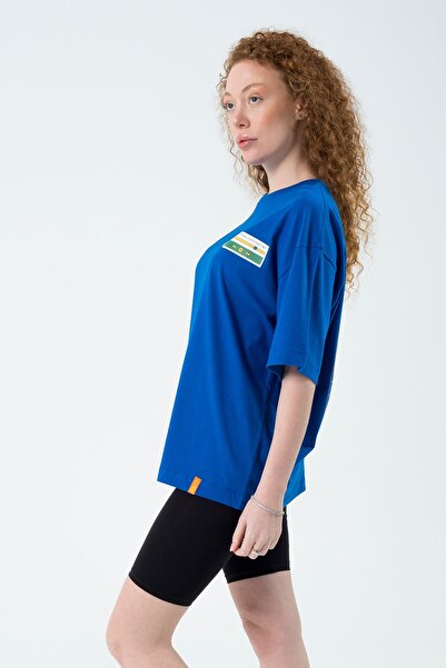 Eazy Co Eazy Saks Blue Adventure Unisex Extra Oversize εμπριμέ κοντομάνικο μπλουζάκι