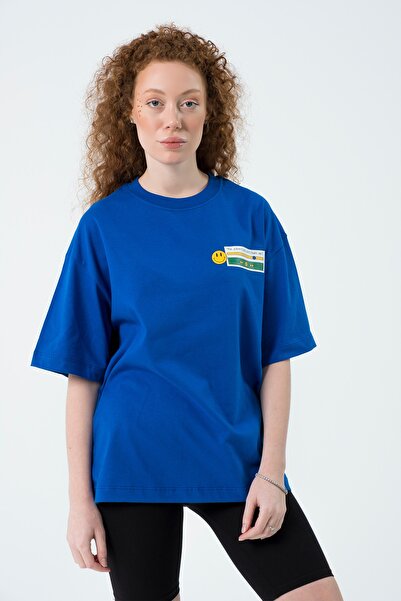 Eazy Co Eazy Saks Blue Adventure Unisex Extra Oversize εμπριμέ κοντομάνικο μπλουζάκι