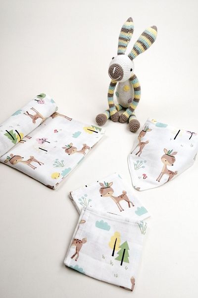 la mure baby Organic Muslin Set, Muslin Cover, Waterproof Collar, 2 Handkerchiefs