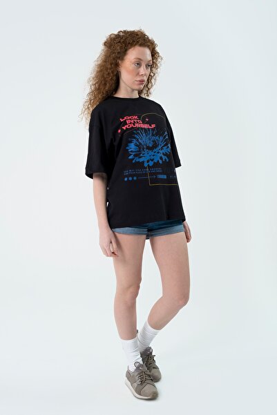 Eazy Co Eazy Black Look Into Unisex Extra Oversize εμπριμέ κοντομάνικο μπλουζάκι