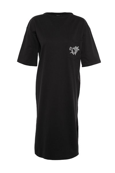 Trendyol Collection Schwarzes, besticktes Midi-Strickkleid mit Rundhalsausschnitt und entspanntem/legerem Schnitt TWOSS21EL0175