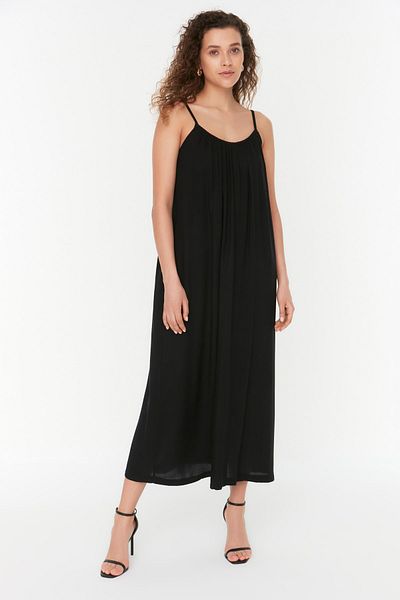 Trendyol Collection Czarna tkana sukienka maxi z prostym krojem i paskiem wiskozowym TWOSS22EL00068