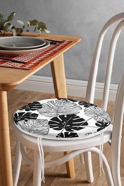 Realhomes Black And White Leaf Motif Round Zippered Chair Cushion