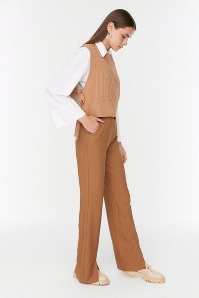 Trendyol Modest Braune gewebte Hose mit hohem Bund und Schlitz und detaillierten Taschen TCTSS22PL0367
