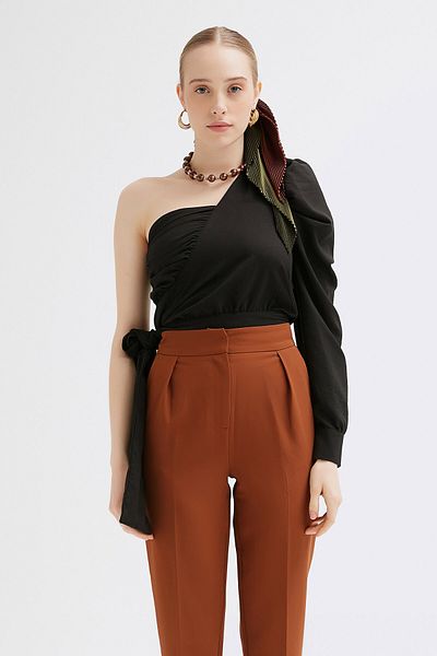 Açelya Okcu Women's One Shoulder Blouse