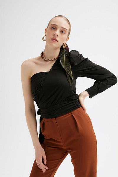 Açelya Okcu Women's One Shoulder Blouse