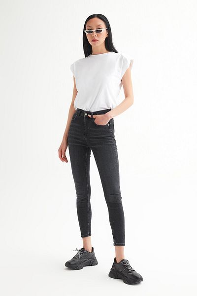 Açelya Okcu Blugi skinny complet din Lycra rupti cu un singur șir