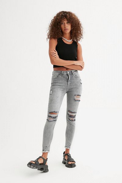 Açelya Okcu Blugi skinny rupți cu piciorul din față și spatele gri de damă