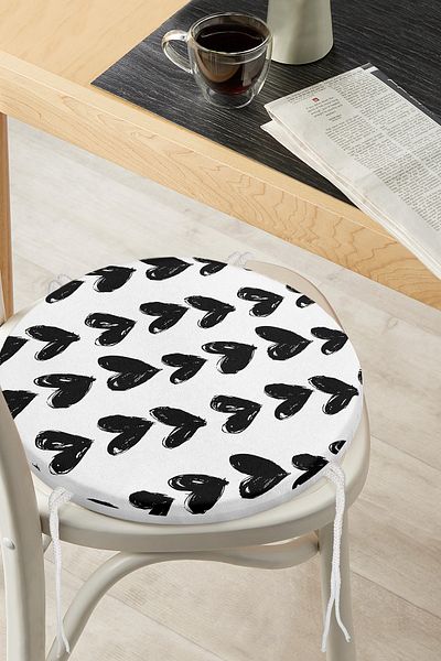 Realhomes Black Heart Patterned Digital Printed Round Zippered Chair Cushion