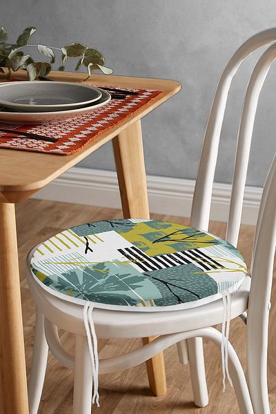 Realhomes Modern Round Zippered Chair Cushion with Onedraw Drawing Leaf Motif on White Background