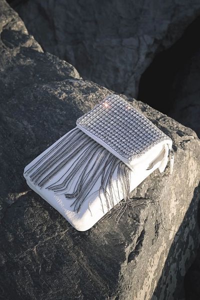 Moom Bag Γυναικεία τσάντα ώμου βραδινό φόρεμα με λεπτομέρεια από πέτρα με λευκή φούντα