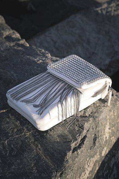 Moom Bag Γυναικεία τσάντα ώμου βραδινό φόρεμα με λεπτομέρεια από πέτρα με λευκή φούντα