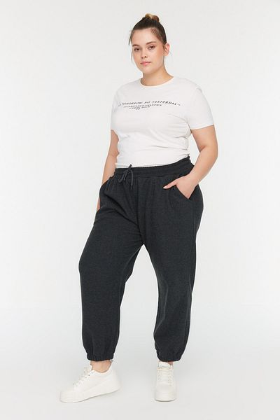 Trendyol Curve Anthrazitfarbene dünne Jogger-Strick-Jogginghose TBBAW23AJ00000