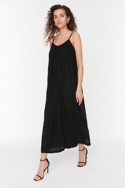 Trendyol Collection Czarna tkana sukienka maxi z prostym krojem i paskiem wiskozowym TWOSS22EL00068