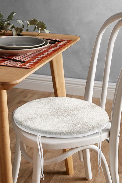 Realhomes Cream Colored Damask Motifs Designed Round Zippered Chair Cushion