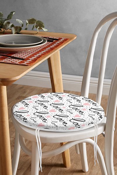 Realhomes Love Printed Pink Heart Modern Round Zippered Chair Cushion