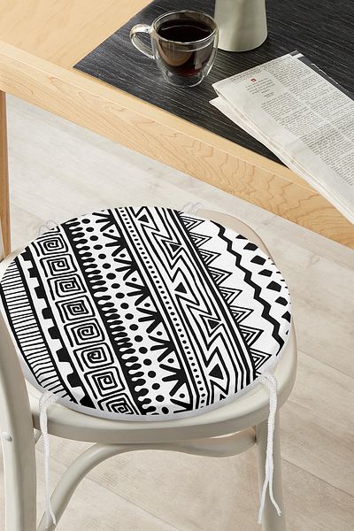 Realhomes Black and White Modern African Motif Modern Round Zippered Chair Cushion