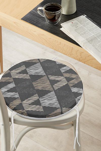 Realhomes Black Floor Geometric Triangle Design Round Zippered Chair Cushion