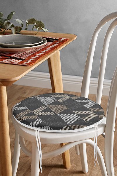 Realhomes Black Floor Geometric Triangle Design Round Zippered Chair Cushion
