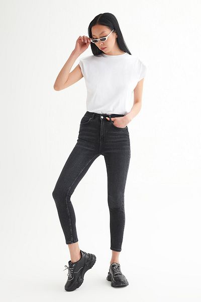 Açelya Okcu Blugi skinny complet din Lycra rupti cu un singur șir