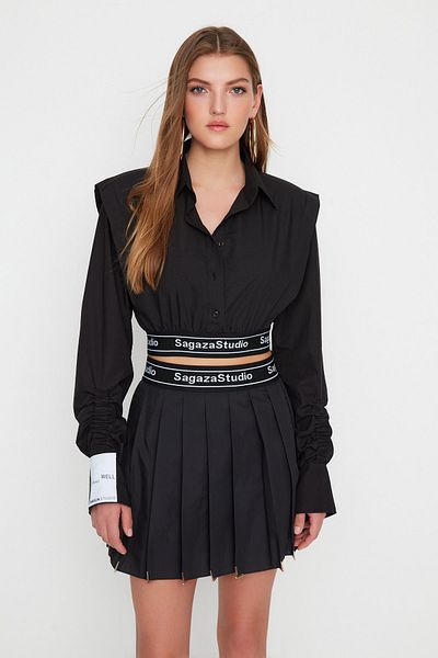 Trendyol Collection X Sagaza Studio Schwarzes Crop-Hemd aus gewebtem Popeline TPRSS22GO00006
