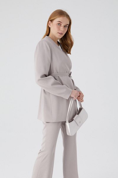 Manuka Kragenlose Satin-Blazerjacke mit Gürtel, Stone