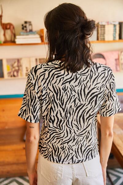 Olalook Γυναικείο πλεκτό μπλουζάκι με ριμπ λεοπάρ λευκή ζέβρα TSH- 19000328