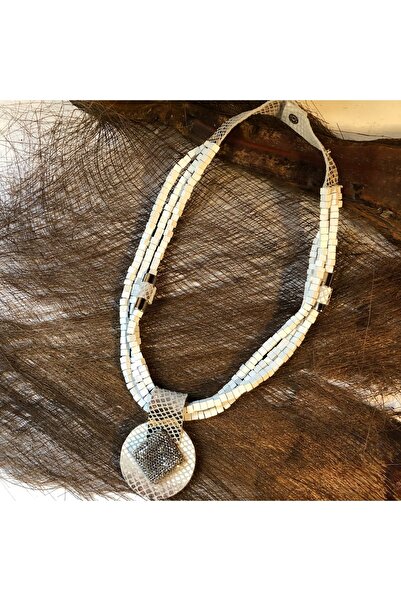 AGG TASARIM قلادة طويلة من الجلد باللون الأبيض