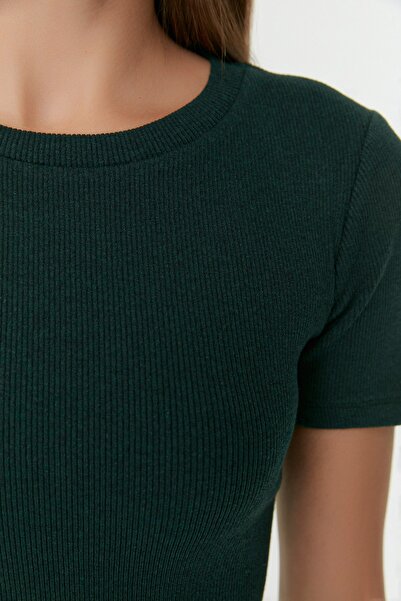 Trendyol Collection Smaragdfarbenes, figurbetontes, geripptes, dehnbares Strick-Bleistiftkleid mit Rundhalsausschnitt TWOSS19AD0053