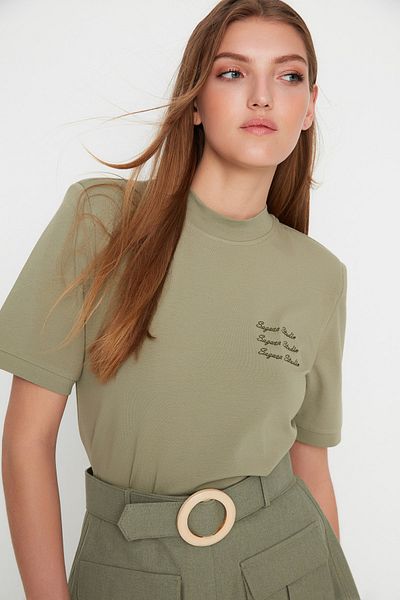 Trendyol Collection X Sagaza Studio Khaki gepolstertes T-Shirt TPRSS22TS00000