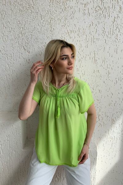 Trend Alaçatı Stili Bluză cu mânecă scurtă plisată, verde, cu cravată în față, cu ciucuri SH00010