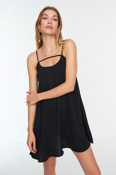 Trendyol Collection Czarna sukienka o luźnym kroju z wiszącym dekoltem i szczegółową mini tkaną sukienką TWOSS22EL00594