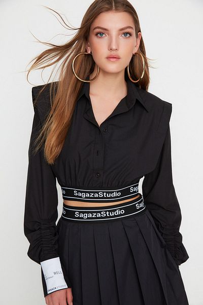 Trendyol Collection X Sagaza Studio Schwarzes Crop-Hemd aus gewebtem Popeline TPRSS22GO00006