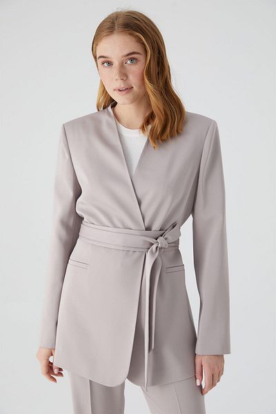 Manuka Kragenlose Satin-Blazerjacke mit Gürtel, Stone