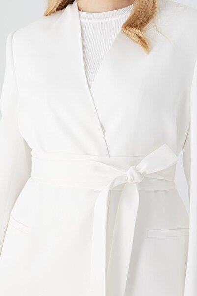 Manuka Jachetă blazer din satin fără guler cu centură Ecru