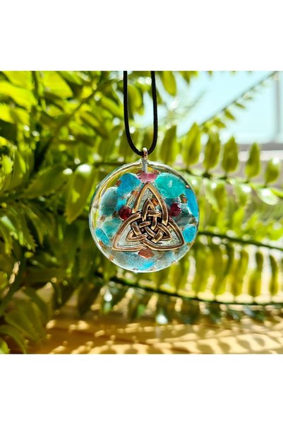 Singincraft Apatite - قلادة Triquetra Orgonite (منتجات تصميم مصنوعة يدويًا)